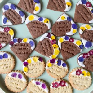 Biscuits inscription + fleurs + glaçage